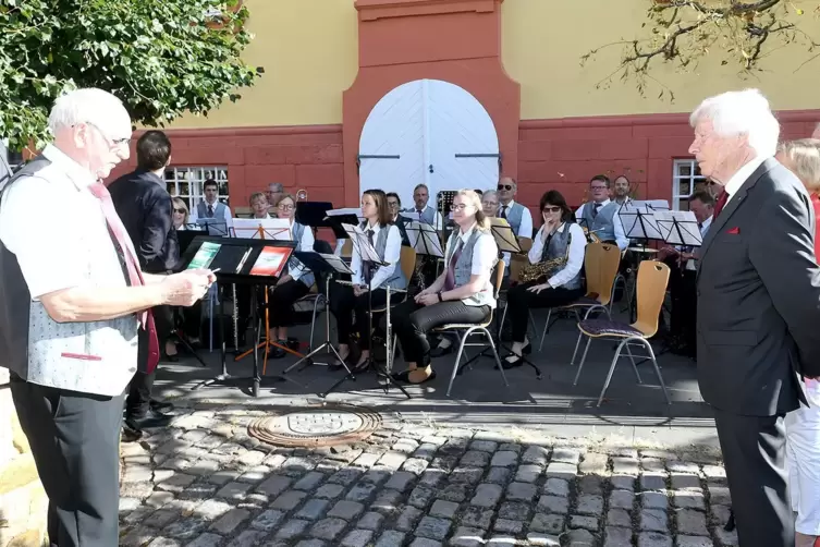 Bernd Hofmann (rechts) und Werner Kanoffsky vom Bolander Musikverein.