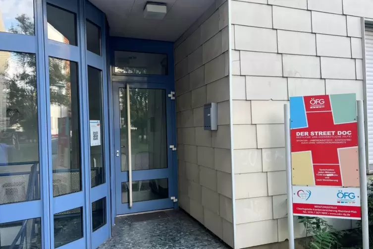 Eingang zur Praxis im Hemshof (Dessauer Stra&szlig;e): In zehn Jahren haben die inzwischen zwei Dutzend Mediziner rund 4500 Bed&uuml;rftige