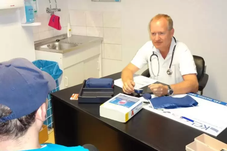 Peter Uebel im Gespr&auml;ch mit einem Patienten.