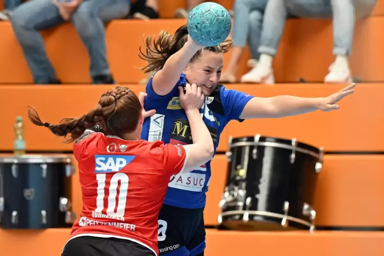 Kein Durchkommen für die Haßlocherin Katharina Scheid (hinten). 