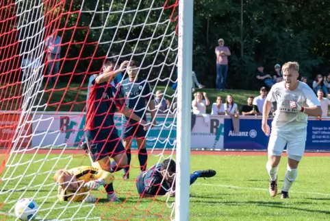 Da war noch alles gut für die Offenbacher: Schütze Daniel Szadorf freut sich über den 1:1-Ausgleich. 