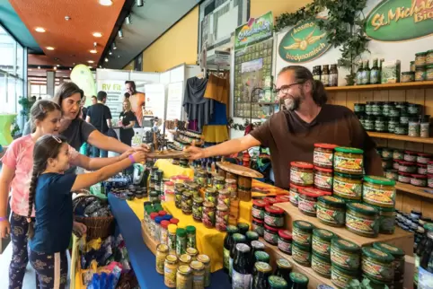 Bärlauch-Pesto: Eine Familie aus Dudenhofen freut sich über die Gratisprobe vom schwäbischen Wildkräuterspezialisten St. Michels
