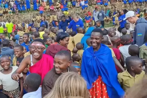 Großer Empfang: Die Grünstadter erreichen ihre Partnerschule in Ruanda. 