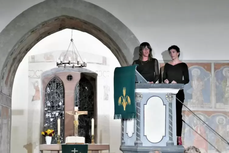 Amparo Maiques (links) und Paloma Gutierrez del Arroyo vom Ensemble Evoca in der Christuskirche in Rumbach.