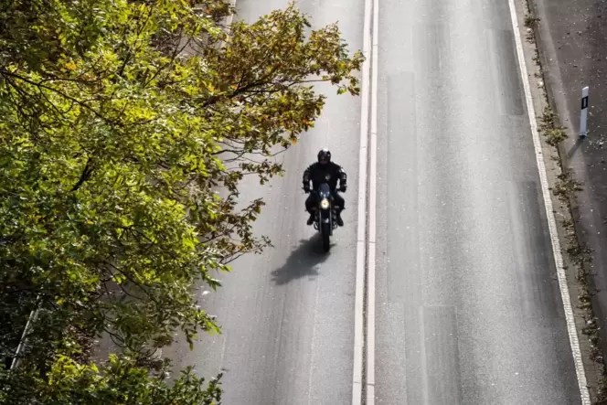 Ein Motorradfahrer auf der Spur