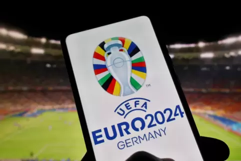 Das Logo der EM 2024 auf einem Smartphone.