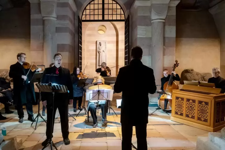In der Krypta: Matthias Lucht singt, Joachim Weller am Pult. 