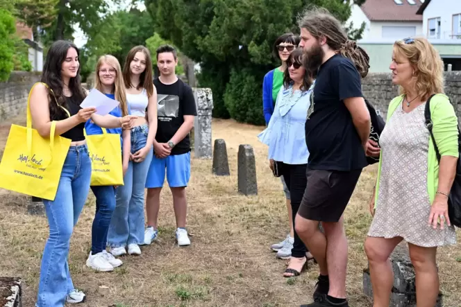 Auf dem jüdischen Friedhof stellten die Gymnasiasten im Juli ihre Recherchen vor.