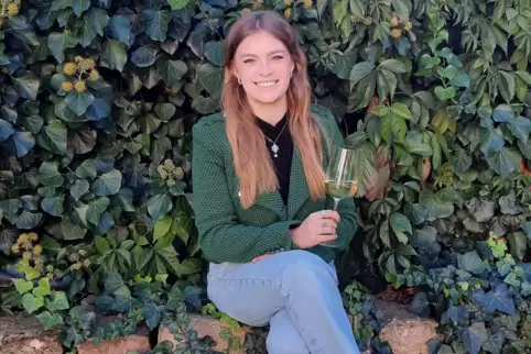 Studiert in Geisenheim und sammelt derzeit im Laumersheimer Weingut Knipser Praxiserfahrung: Charlotte Weihl.