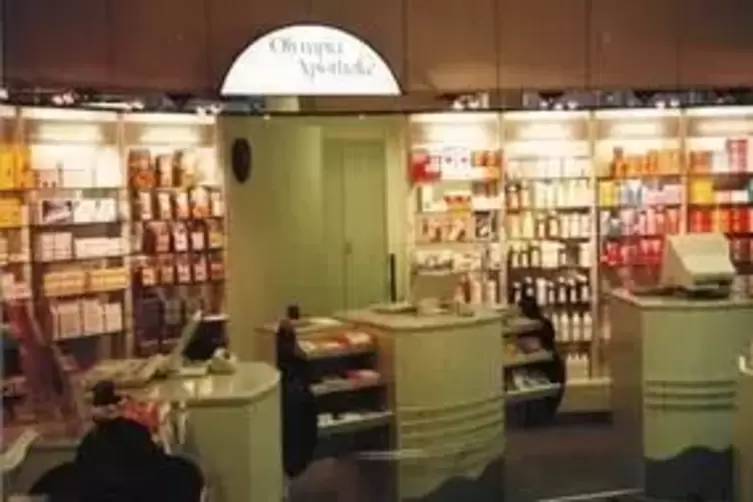 Die Olympia-Apotheke in den 1980er Jahren.