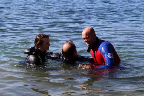 Ein Vermisster wird von Rettungsschwimmern/-tauchern aus dem Epplesee geborgen. 