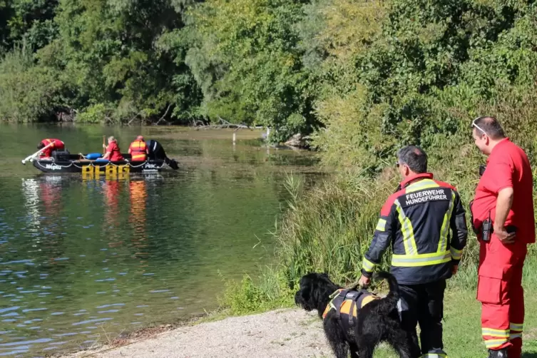 Gesucht wird nach dem Vermissten zu Wasser und an Land, unter anderem mit Sp&uuml;rhund Snoopy, ... 
