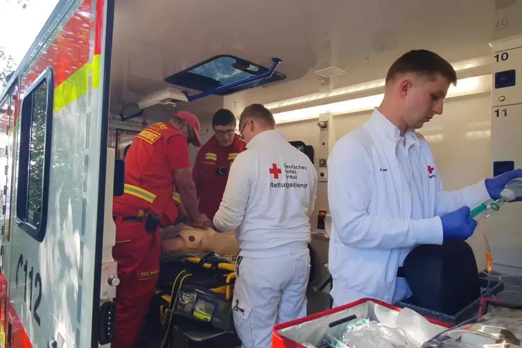 Derweil sind Rettungskr&auml;fte dabei, einen anderen Gesuchten wieder zu beleben. Vergeblich. 