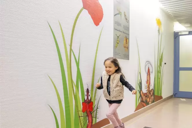 Begeistert rennt die vierjährige Maya an der Bilderwand entlang. Sie soll den jungen Patienten der neuropädiatrischen Ambulanz a