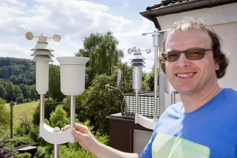RHEINPFALZ-Meteorologe Michael Agne betreibt eine Wetterstation in Lambsborn. 