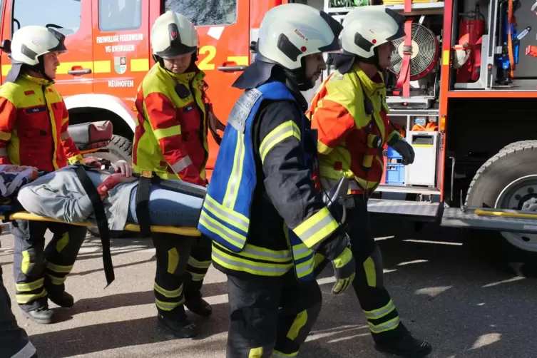 Gerettet: Eine Verletzte, dargestellt von einer Angeh&ouml;rigen der Jugendfeuerwehr Schifferstadt, wird von Wehrleuten zu einem Rett