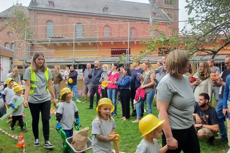Große und kleine Handwerker, die seit März am Wachsen des neuen Kindergartengebäudes in Hermersberg beteiligt waren oder es fast