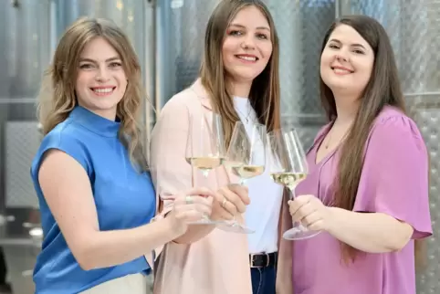 Charlotte Weihl (ganz links), Hanna Spies (Mitte) und Laura Götze: Eine von ihnen wird die neue Pfälzische Weinkönigin.
