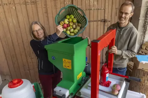 Anke Kochems-Becker und ihr Nachbar Oliver Gretzschel an der mobilen Hausmosterei. 