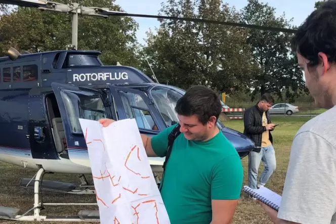 Genau geplant: Florian Kaufhold zeigt auf einer Karte die Leitungen, die bei der Kontrolle abgeflogen werden.