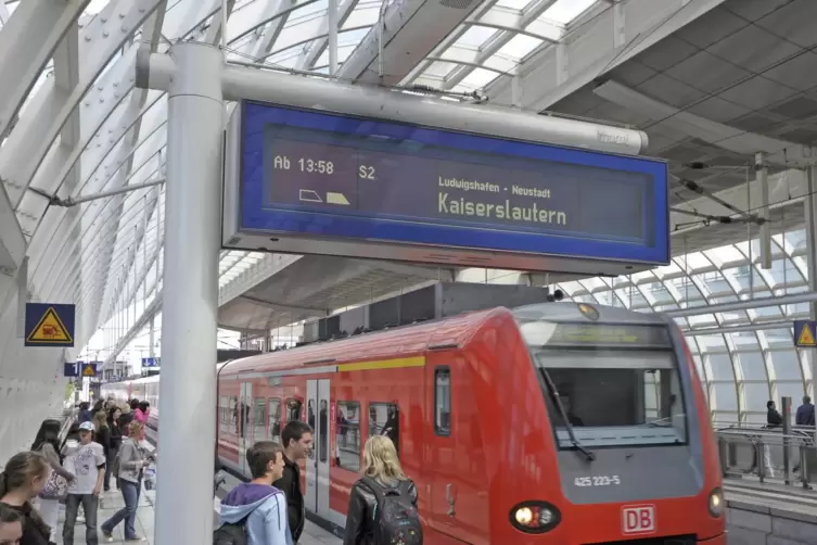 Bei S-Bahn-Zügen von Mannheim nach Kaiserslautern fährt häufig nur der vordere Zugteil bis zum Endbahnhof, der hintere wird in N