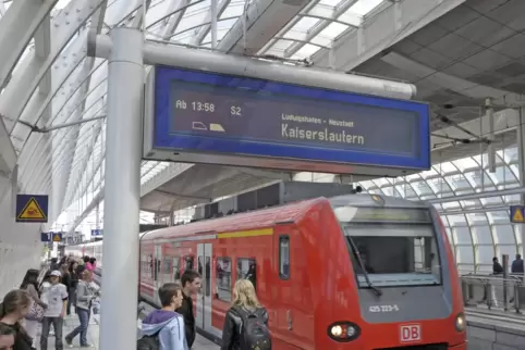 Bei S-Bahn-Zügen von Mannheim nach Kaiserslautern fährt häufig nur der vordere Zugteil bis zum Endbahnhof, der hintere wird in N