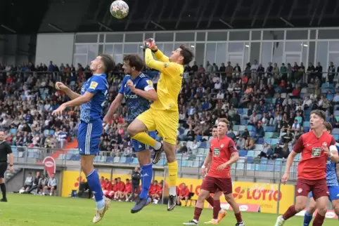 Hier faustet Lauterns Profikeeper Niklas Heeger den Ball vor den FKP-Spielern Edonart Leposhtaku und David Becker weg. 