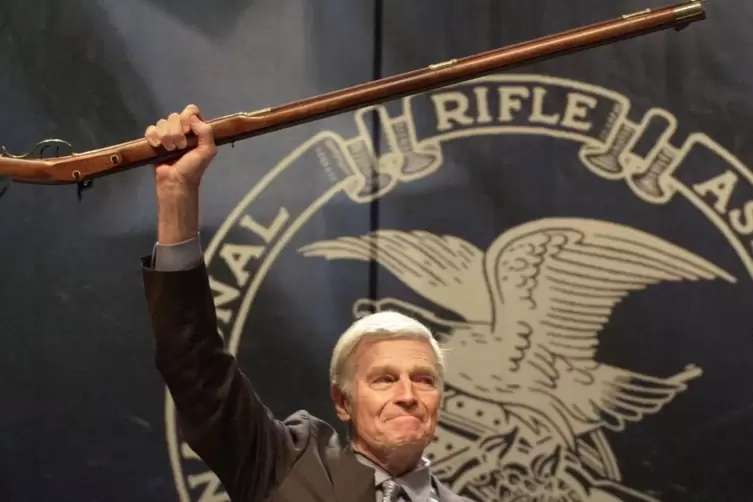 Fan scharfer Waffen: Charlton Heston war Pr&auml;sident der &bdquo;National Rifle Association&ldquo; und trat in den USA vehement f&uuml;r das Recht a