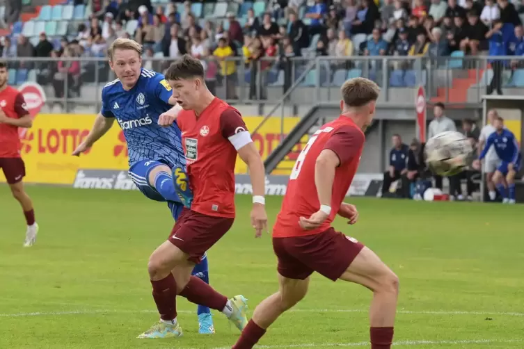 Ein klasse Tor: FKP-Stürmer Dennis Krob (in Blau) trifft an FCK-Kapitän Leon Robinson und Marius Bauer vorbei zum 2:0.