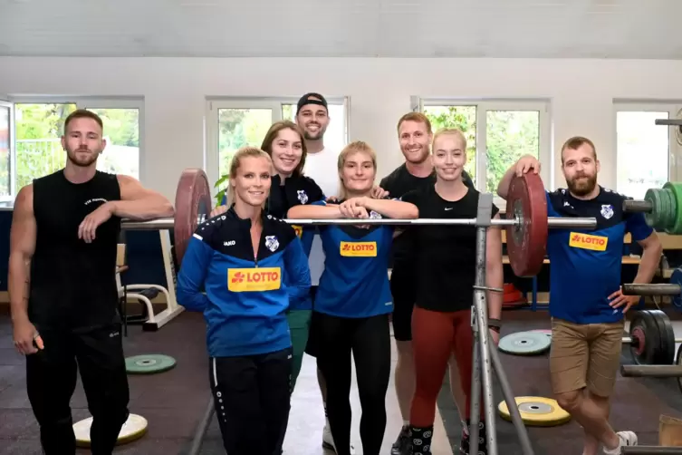 Jonathan Partyka (von links), Julia Schwarzbach, Christina Spindler und die anderen beim ersten gemeinsamen Training im Athleten