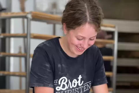 Kneten: Ida Wetekam bereitet einen Brotteig vor. 