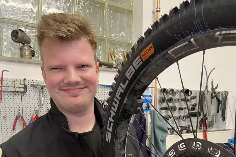 Schrauben: Lukas Brickmann arbeitet an einem Hinterrad. 