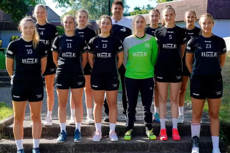 Das Frauen-Verbandsligateam des TV Thaleischweiler in der Saison 2023/24: von links Laura Clemens, Natascha Pfeffer, Lara-Marie 