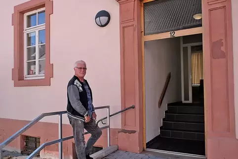 Gerhard Reitnauer vor dem Webenheimer Dorfgemeinschaftshaus. Am linken Fenster neben dem Haupteingang soll ein Lift für Barriere