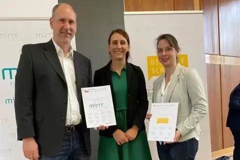  Markus Herbold, Anne Zehetgruber und Theresa Weißmann (von links) mit den Urkunden bei der Preisverleihung in Mainz.