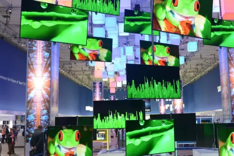 QLED-Fernseher bei einer Ausstellungsmesse. 