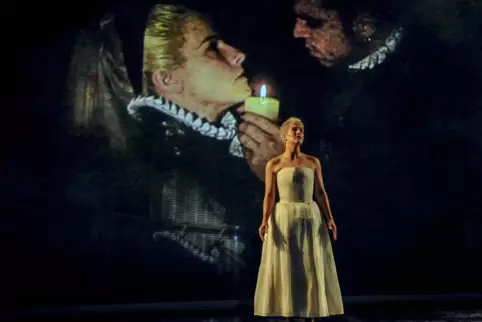 Agiert grimmig: Frida Österberg als Julia in „Romeo und Julia“ am Badischen Staatstheater.