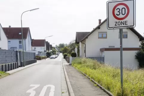 Markierung und Schild werden zu wenig beachtet, klagt ein Anwohner der Otterberger Straße in Morlautern. 