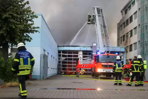 Einsatzkräfte der Feuerwehr löschen den Brand in einer Walldorfer Wäscherei. 