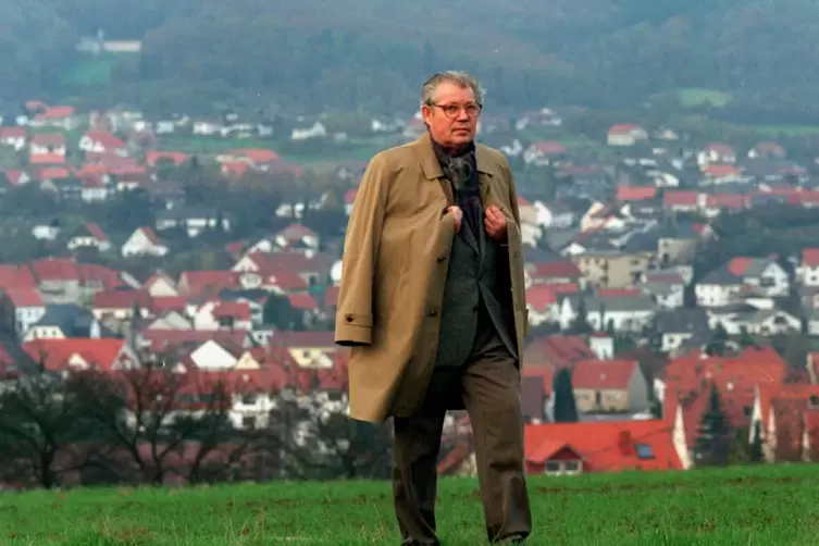 Eine große leise Stimme: Johannes Kühn in der Nähe seines Heimatorts Hasborn im Jahr 1995.