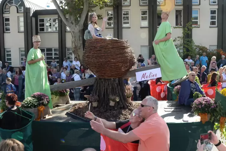 2019 waren die K&ouml;nigsbacher noch mit Festwagen und gro&szlig;er Weinwippe beim Umzug dabei. 