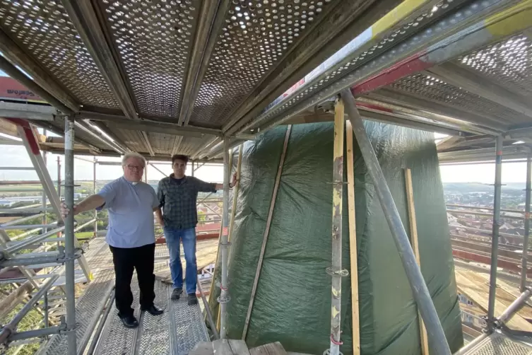 Pfarrer Stefan Haag und Architekt Philip Graeve am gerade eingedeckten Dach des Turms. 