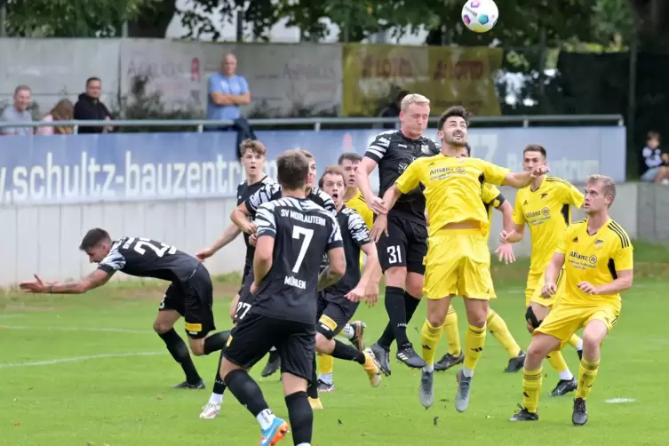 Erster Saisonsieg ausgerechnet in Dudenhofen: SV Morlautern (schwarz).