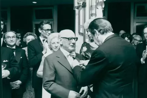 1983 erhielt Leonhard Mages im Pfalztheater das Bundesverdienstkreuz. Er rief mit Gleichgesinnten Ende 1967 die „Freunde des Pfa