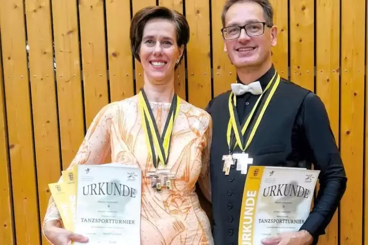 Corinna und Stephan Heidenreich freuen sich über ihre ertanzten Silberränge. 