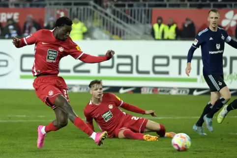 Schon im April war das Duell zwischen dem FCK und dem HSV ein Samstagabend-Spiel. Aaron Opoku erzielt das 2:0 für den FCK. 