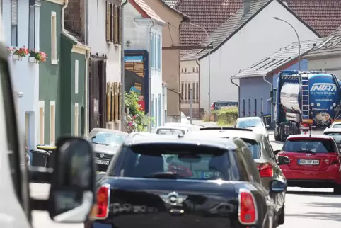 Ohne Pause fahren Autos durch die Hauptdurchgangsstraße in Blieskastel-Webenheim. Zwischen 22 und 6 Uhr sind es vor allem Lkws, 