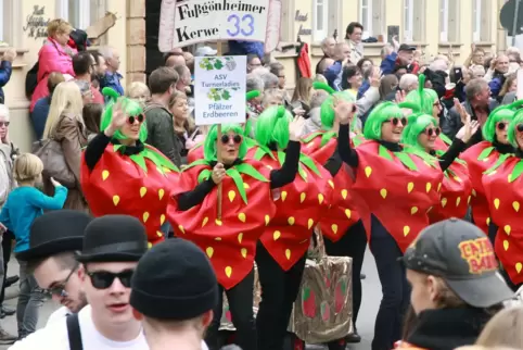 Ihren Kerweumzug wollen sich die Fußgönheimer nicht nehmen lassen, hier die „Erdbeeren“ des ASV vor einigen Jahren. 