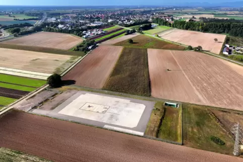 Liegt zurzeit verlassen da: der Erdöl-Bohrplatz bei Schwegenheim. Im Hintergrund sind das Dorf, der Tankhof und die B9 zu sehen.