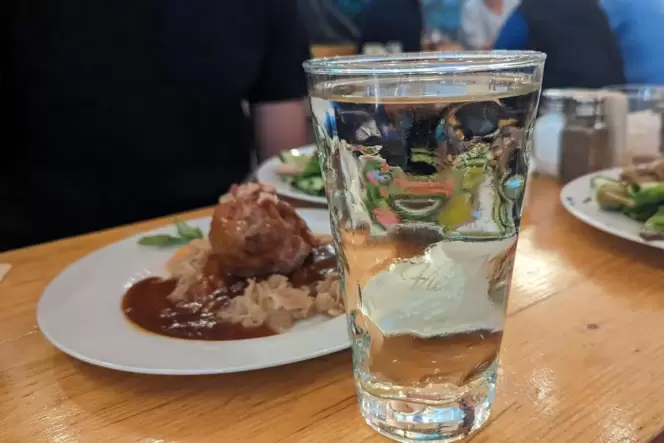 Besonders mit Pfälzer Gerichten, hier im Bild mit Leberknödeln und Sauerkraut, eine beliebte Kombination: die Rieslingschorle. D